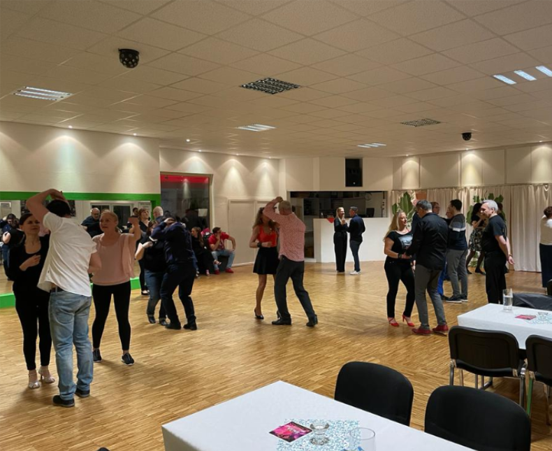 Menschen die Tanzen in Bamberg Bachata