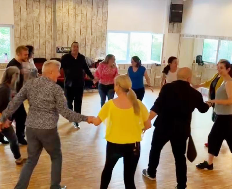 Menschen die Tanzen in Bamberg Salsa