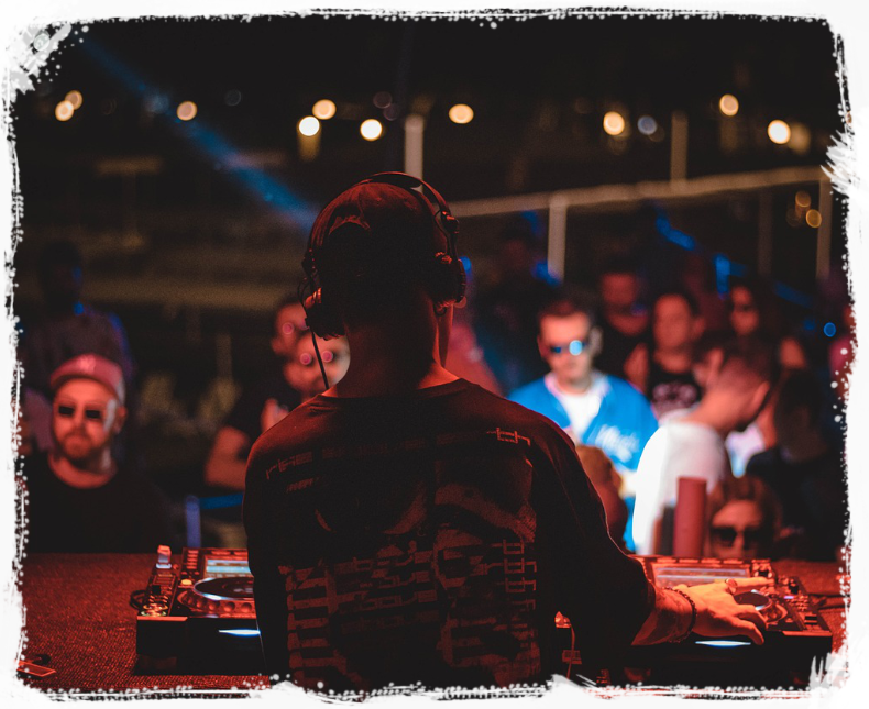 tanzende Menschen im Club