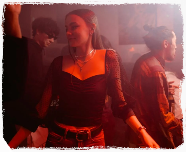 tanzende Menschen im Club